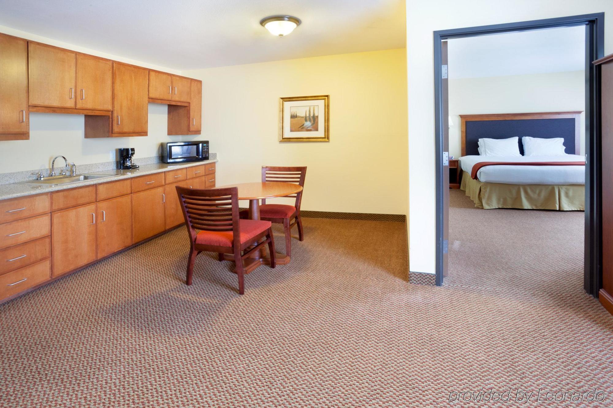 Holiday Inn Express & Suites - Laredo-Event Center Area, An Ihg Hotel Room photo