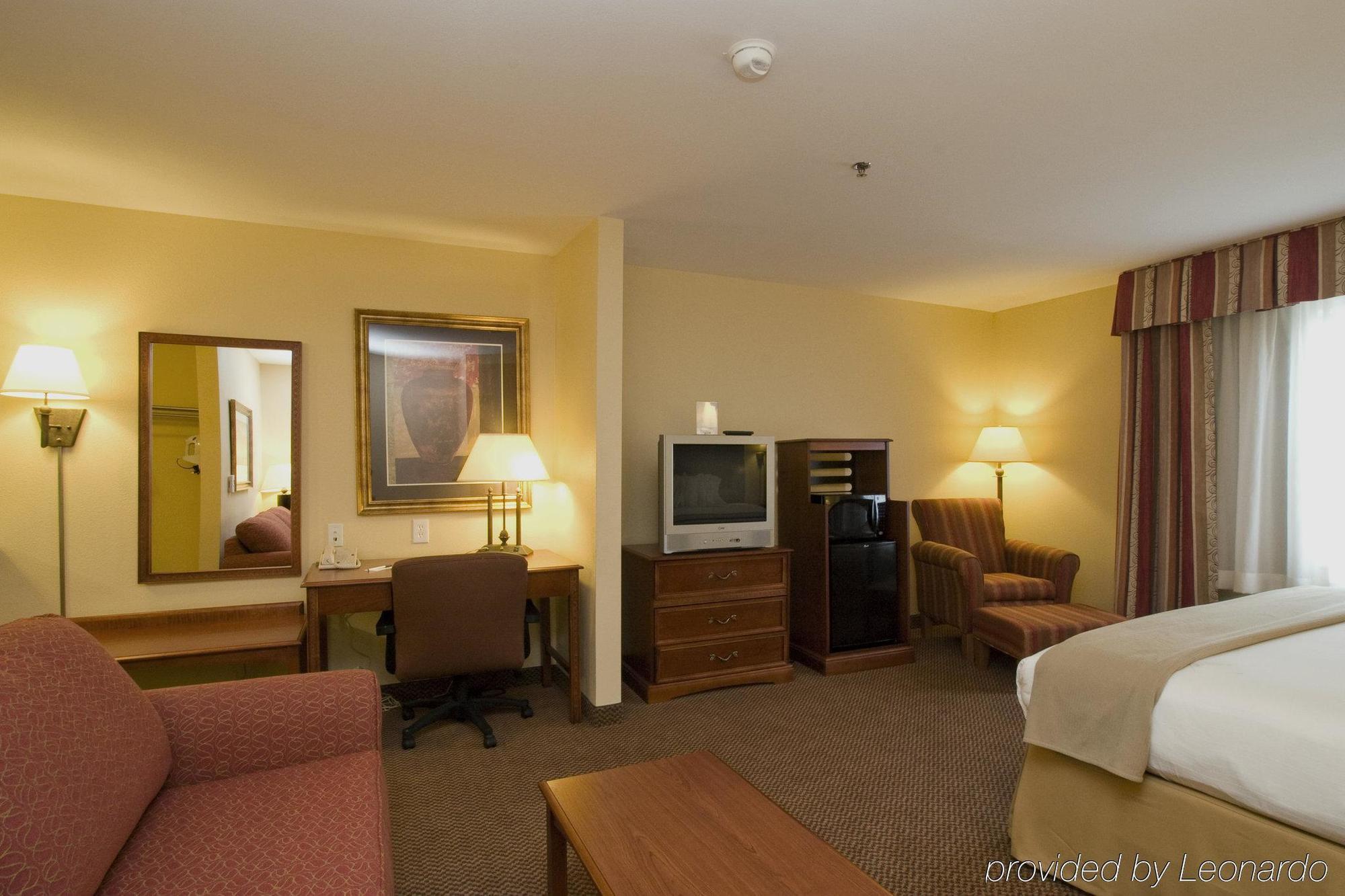 Holiday Inn Express & Suites - Laredo-Event Center Area, An Ihg Hotel Room photo