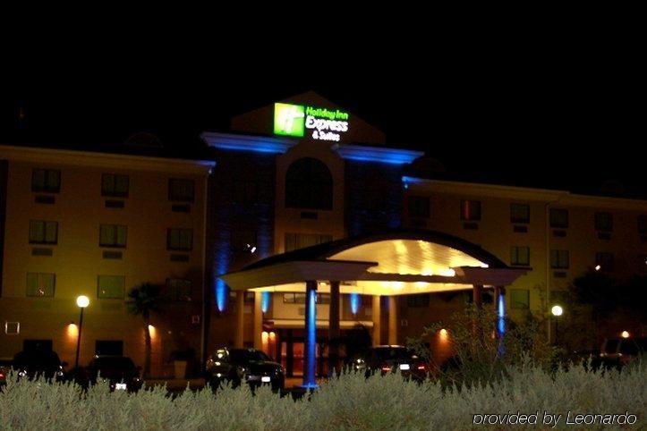 Holiday Inn Express & Suites - Laredo-Event Center Area, An Ihg Hotel Exterior photo